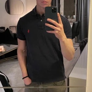 Navy Ralph Lauren piké - Navy piké från Ralph Lauren. Toppskick, köpt för 999:-
