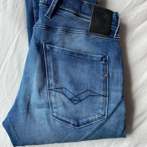 Replay Anbass  - Tja, säljer ett par snygga Replay Anbass jeans, storleken på dessa är 32/34, jeansen är i fint skick!  Hör av dig vid funderingar!