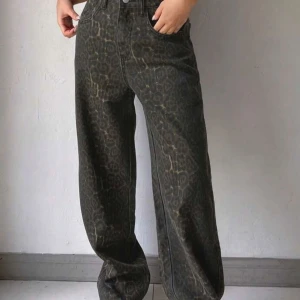 Jeans med leopard mönstring  - Ett par skit snygga oversized jeans med leopard mönstring, storlek XL, men passar mig som är en 38a annars. Jag är 172 cm lång och passform ser ni på bilderna aldrig använda 
