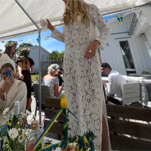 Vit långklänning i spets - Så himla fin oanvända vit spets klänning från Bikbok. Prislapp kvar, och vit underklänning tillkommer 🎀