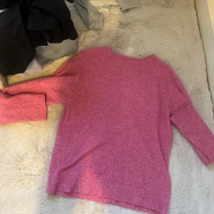 Vero Moda stickad rosa tröja  - Jätte fin Vero Moda stickad tröja. Säljs på grund av att den aldrig används. Den är lite knottrig men annars jätte bra kvalitet. Skriv om du har funderingar!🫶 original priset är 300kr