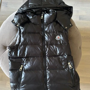 Moncler väst - Säljer denna Moncler väst då den är för liten på mig. Passar perfekt till sena sommarkvällar. Fraktar runt hela Sverige