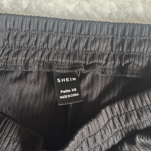 Stiliga å sköna byxor - Jätte jätte sköna byxor, kan både användas hemma på en mysig dag men även ute. Den här hög midja och luftig. Byxorna är även långa för att vara Xs