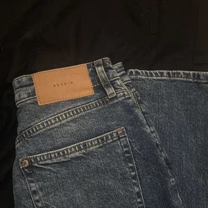 Blå raka jeans från A Denim - Klassiska blå jeans från A Denim med raka ben (mom jeans). Passar perfekt för 163 cm