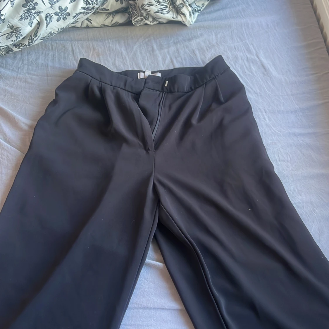 Svarta kostymbyxor från H&M - 1