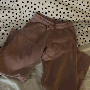 Rosa Pants lager 157 - Dessa är de moderna rosa pantsen från lager 157.  Säljer då jag växt ut i storleken (140) Jättefina med Såå skönt material men synd vid fett fläcken som kommit, kanske går bort i tvätten? Inte testat.  Nypris: 200 kr, så därför för lite billigare pris vid defekten.