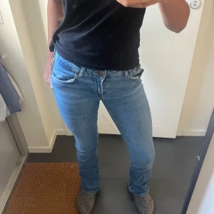 Ljusblå bootcut jeans - Ljusblå jeans från zara🙌🏽 Jeansen har låg midja och är tillverkade i denim med lätt stretch💕 pris kan diskuteras! välj INTE instabox vid köp!!‼️‼️