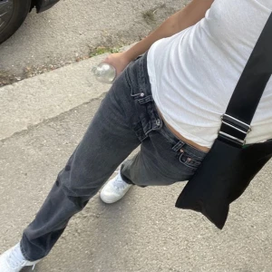 Low waist jeans - Säljer dessa mörk grå/svarta lågmidjade jeansen från Gina tricot. Storlek 38 men små i storleken så passar mig som vanligtvis brukar ha 36 i jeans. Skriv för mått och/eller fler bilder🤍