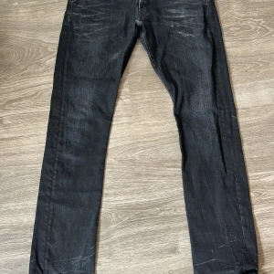Svarta/mörk gråa replay jeans - Ett par replay jeans grover som är riktigt snygga, vintage så går inte köpa längre. Var lite för små för mig därför säljs dom. 