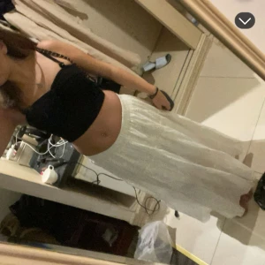 Vit långkjol i bomull - Säljer en luftig och skön vit långkjol i bomull. Kjolen har en avslappnad passform och är perfekt för varma dagar. Enkel att matcha med olika toppar för en fräsch look.