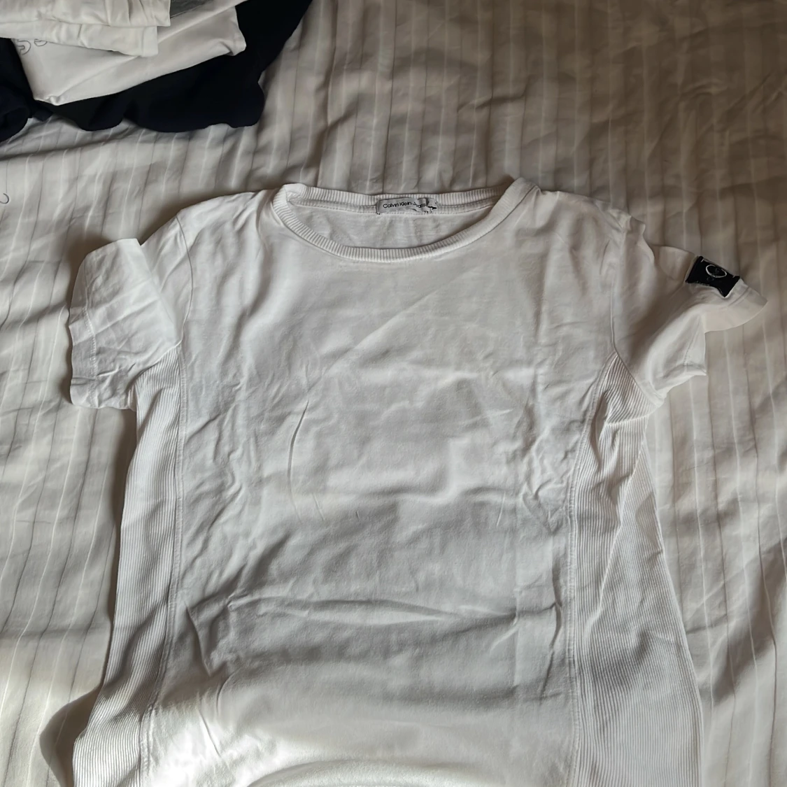 Vit t-shirt från Calvin Klein Jeans