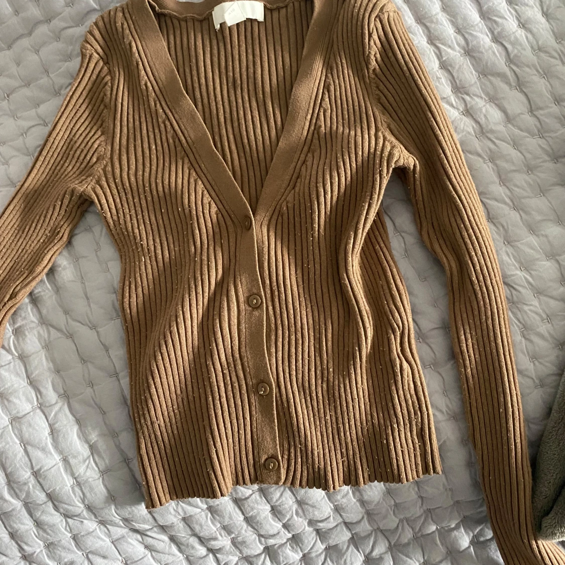 Beige ribbad kofta med v-ringning