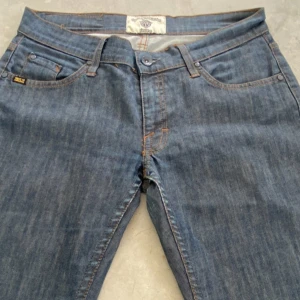 Blå Tiger of Sweden Jeans - Säljer ett par feta Tiger of Sweden jeans🤩| Jeans är i ett fantastiskt skick🙌| Storlek på jeansen är 29/32|Går även att köpa tillsammans med de andra Tiger of Sweden jeansen jag har uppe för 375kr sammanlagt💸|