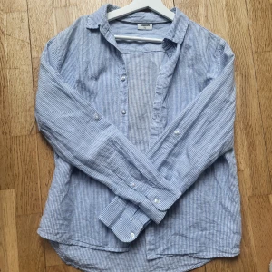 Blåvitrandig skjorta i S - Säljer en klassisk blåvitrandig skjorta, perfekt till sommaren. Storleken är 170, men den passar ca 170-180. Priset är inte satt i sten, så kontakta gärna! 