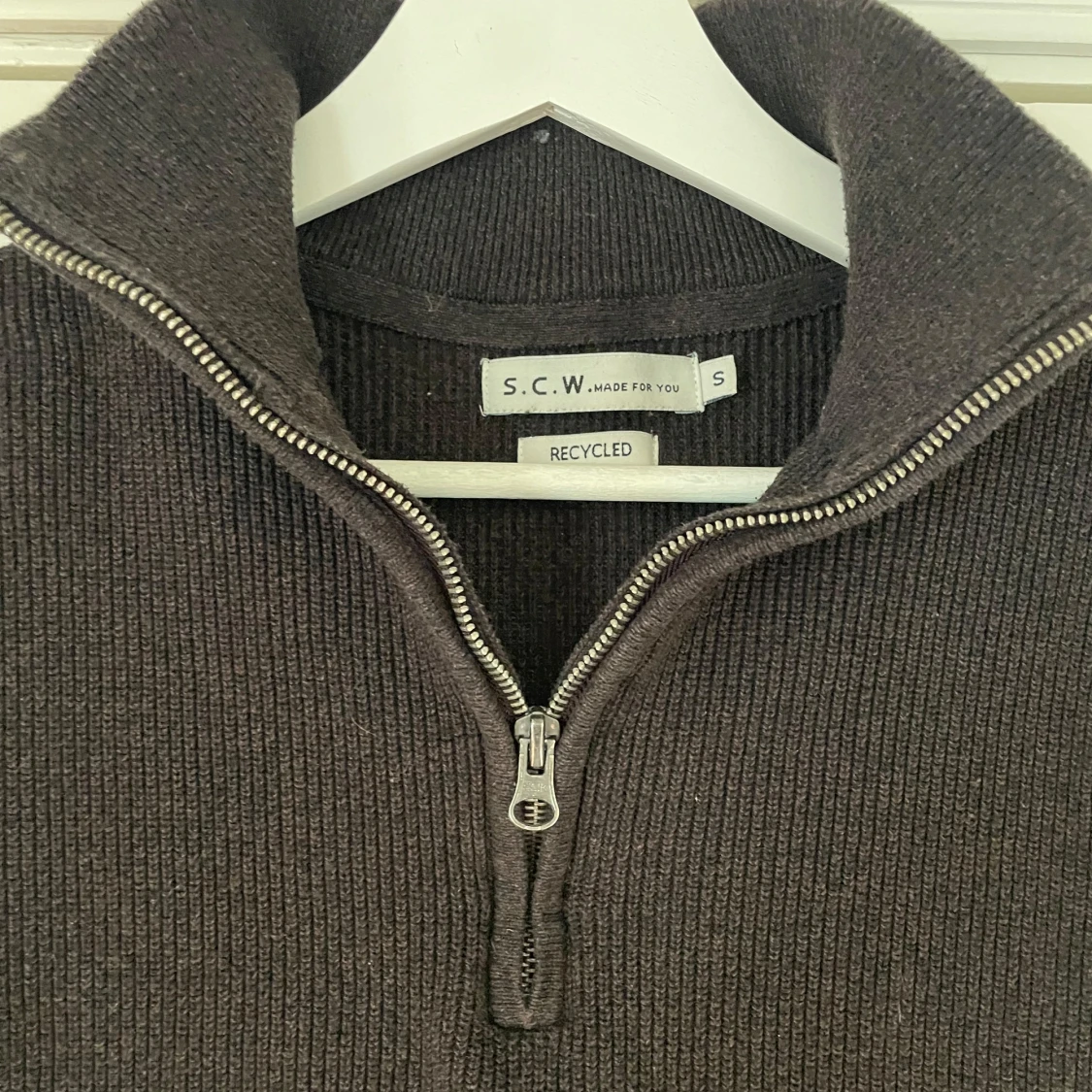 Mörkbrun stickad tröja med dragkedja från S.C.W. - 1