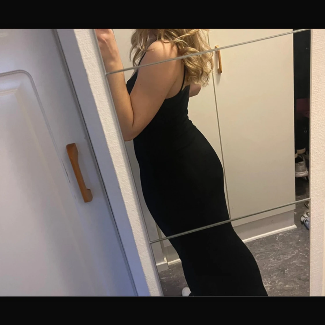 Svart tight lång ribbad klänning  - 1