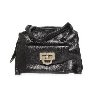 Svart handväska i skinn med silverdetaljer - Säljer en svart handväska i äkta skinn med snygg struktur och silverfärgat spänne framtill. Väskan har dubbla handtag och dragkedja på sidorna. Perfekt för dig som vill ha en stilren och klassisk accessoar.