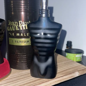Jean Paul Gaultier ultra male. - Tjena, Säljer ultra male 110/125 ml kvar. Men den har en defekt, det går inte att spruta ur ultra malen.  Så man får ta ut parfymen ur den, eller pumpa ut lite på sin hand och applicera där man vill ha den. Där av att priset är så billigt.  Köpte ultra male för runt 800kr,  En underbar doft. 