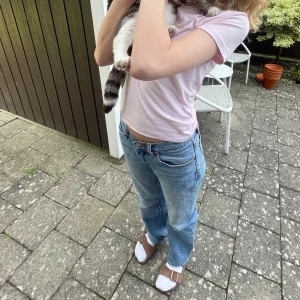 Jeans - Säljer mina Abrand jeans som tyvärr är för små för mig🙃De är i stolek W23 och passar min lillasyster (hon på bilden) som brukar ha stolek 32 på byxor annars! Köptes för 1000 kr😃Skriv om det är något ni undrar över🤗 Kan även skicka fler bilder om man vill!🩵