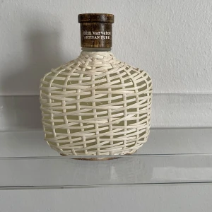 Artisan Pure Eau de Toilette från John Varvatos - Fräsch herrparfym med tydliga citrusnoter som clementin, citron och mandarin. Flaskan är unik med en vit flätad korg runt glaset och träfärgat lock. Doften har inslag av bergamott, timjan, marjoram, petitgrain och ingefära. Perfekt för en varm sommardag.     Mer en 95% kvar i flaskan 