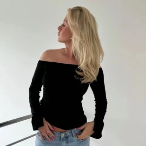 Svart offshoulder topp - Säljer en svart jättefin offshoulder topp med långa ärmar från Nelly. Har använts fåtal gånger. Kan diskutera priset 💕