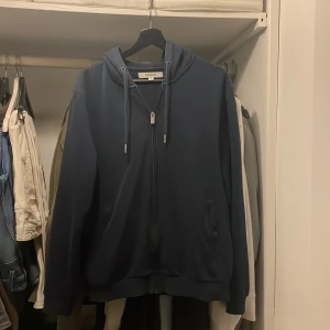 Mörkblå zip  - Säljer en mörkblå hoodie från Kappahl i storlek S. Inga problem, skriv vid funderingar!