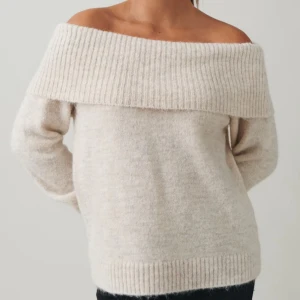 Offshoulder stickad tröja i beige - Säljer offshoulder stickad tröja i beige med bred ribbad kant upptill. Använd fåtal gånger och har inga defekter🩷
