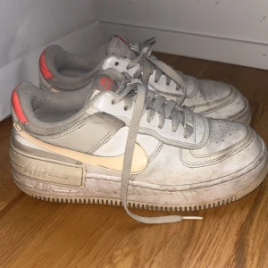 Nike Air Force 1 sneakers i vitt och beige - Säljer ett par klassiska Nike Air Force 1 sneakers i vitt o beiga kanter. Köpta förra året, väl använda men inte trasiga och inga hål , fint skick. Behövs bara tvätta av så blir som som ny! Köparen står för frakt. Vid snabba affärer kan priset disskuteras.