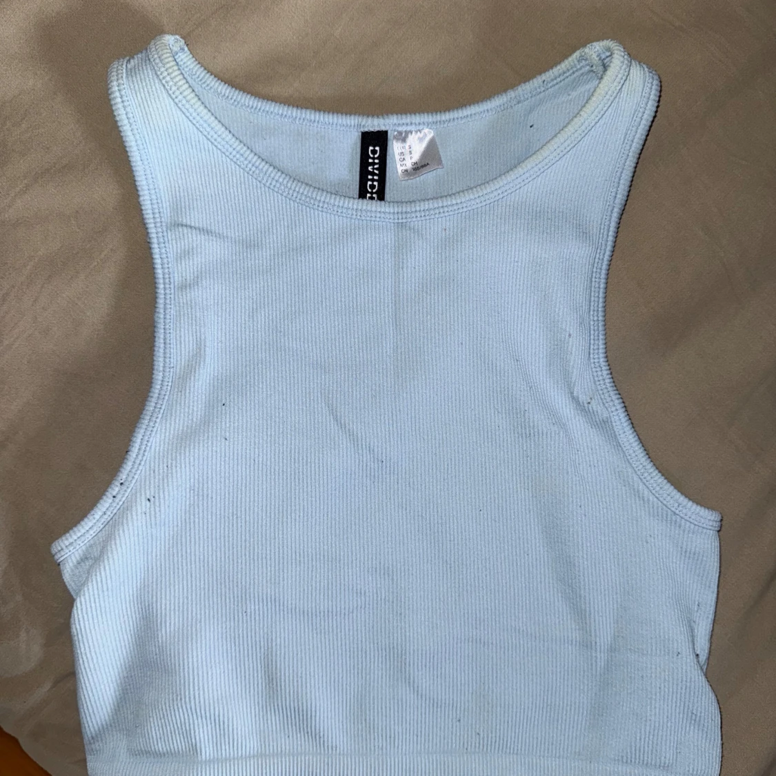 Ljusblå ribbad croppad linnetopp