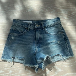 Blå jeansshorts från Zara - Blå jeansshorts från Zara. Storlek 11-12. 