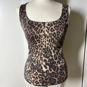 Leopard topp Zara  - . Storlek s passar även xs. Köp sker via köp nu, jag postar inom 24h. Kvar tills markerad såld 