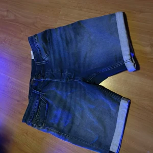 Blå jeansshorts från Jack & Jones - Snygga blå jeansshorts från Jack & Jones. Jag tror jaga bara har använt dom 1 gång Elelr ingen alls för vi orkade inte skicka tillbaka dom. Det är storlek L 
