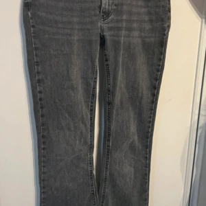 Grå jeans från Perfect Jeans - Säljer ett par grå jeans från Perfect Jeans i storlek 36. Jeansen har en klassisk femficksmodell, normal passform och råa, fransiga benslut för en trendig look. Perfekta till vardags med en t-shirt eller stickad tröja.