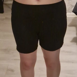 Svarta cykelbyxor! - Svarta, cykelbyxor i storlek S (36/38). Dom har en normal passform och är tillverkade i ett mjukt, bra material.. går att diskutera pris! Skriv vid intresse!❤️