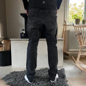 Svarta Replay Anbass - Säljer mina svarta Replay Anbass || Strlk 33/32 || Mycket fint skick || Skön och bra passform || Bara att höra av dig vid frågor!🙌🏼🙌🏼