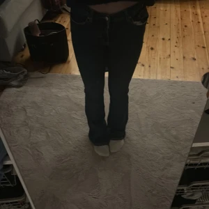 Mörkblå bootcut jeans från Perfect Jeans - Säljer ett par mörkblå jeans från Perfect Jeans med klassisk bootcut-passform. Jeansen har normalhög midja. Säljer dem då dem va lite små för mig använda max två gånger  priset kan diskuteras 💗
