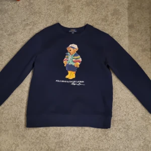 Polo bear sweatshirt  - Säljer en polo bear fleece  sweatshirt med färgen navy blue, knappt använd. Klassiska polo bear björnen som loga. Storlek L(14-16 år). Modellen är 174 och tröjan är lite liten