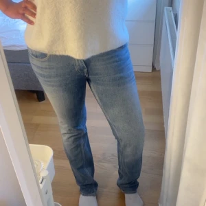 Blå jeans från Kuyichi - Säljer ett par klassiska blå jeans från Kuyichi med normal passform och raka ben. Jeansen har fem fickor, dragkedja och knapp framtill samt en snygg läderpatch bak i midjan. 💕💕