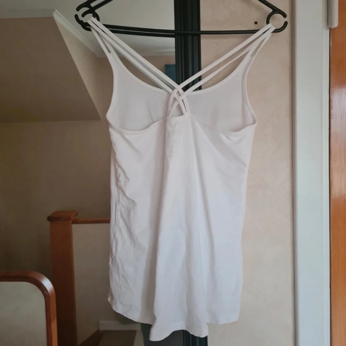 Vit linnetopp med korsade axelband från Etirel - 1