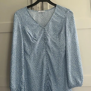 Blå mönstrad klänning  - Säljer denna super fina klänning. Mer info finns inne på min profil❤️