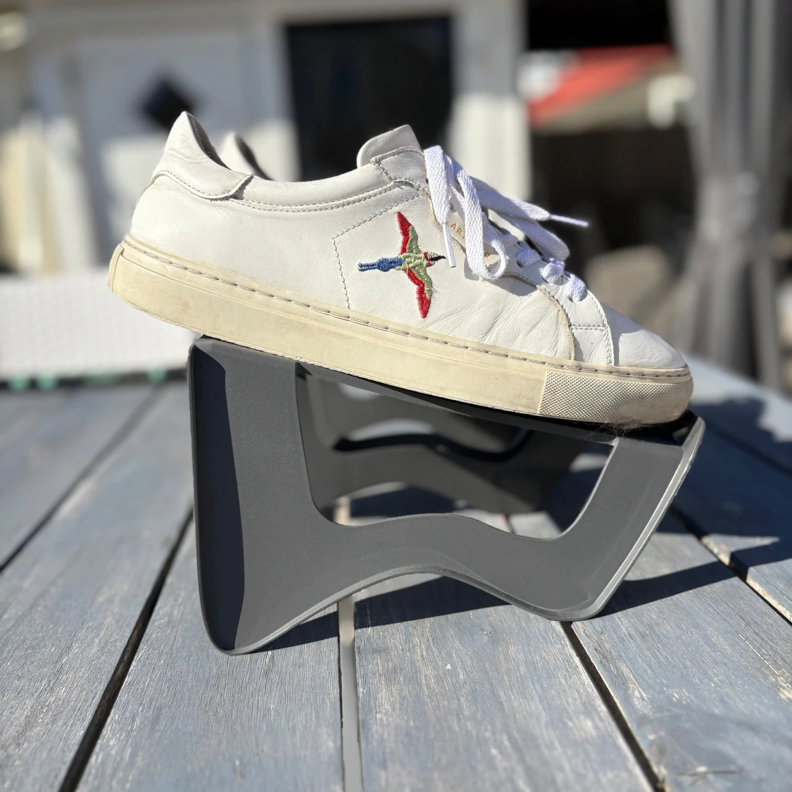 Vita sneakers från Axel Arigato med broderad fågel - 1