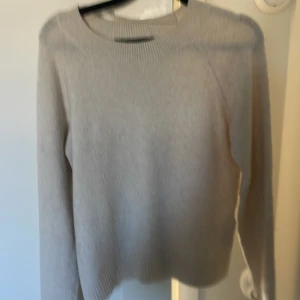 Beige stickad tröja från Vero Moda - Säljer en enkel och stilren beige stickad tröja från Vero Moda. Tröjan har rund halsringning och långa ärmar, perfekt för lager-på-lager eller som den är. Supermjuk och passar till det mesta!