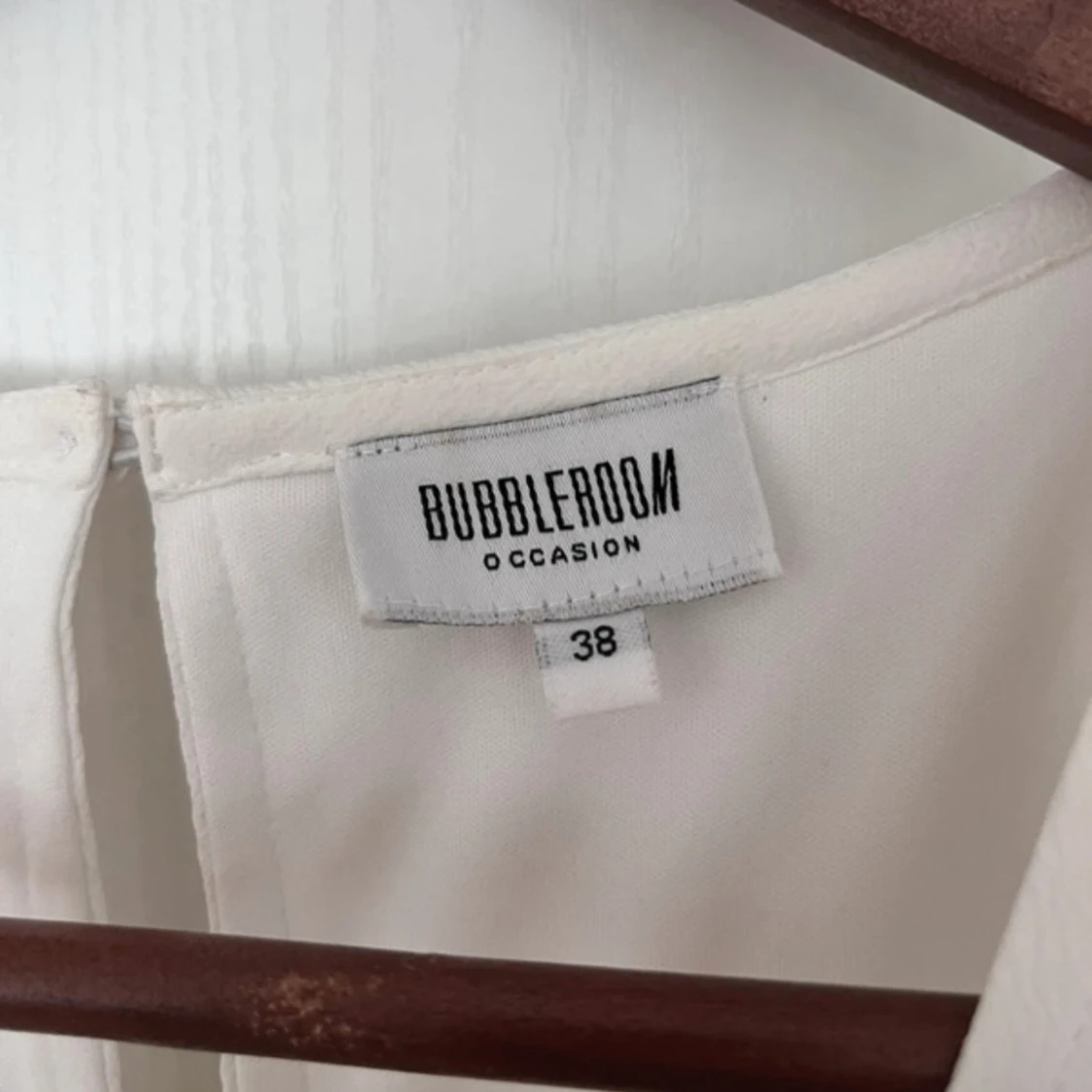 Vit kortklänning med v-ringning - 2