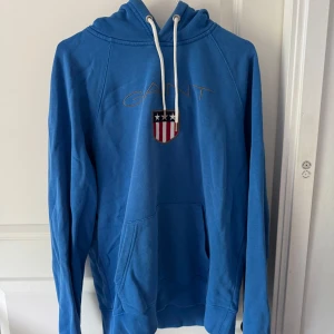 Blå hoodie från GANT - Säljer en blå hoodie från Gant.