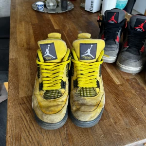 Jordan 4 Lightning yellow - Rätt använda skor. Kartong fås med. Bekväma skor och gör du rent riktigt ordentligt kan du nog lyckas med att få de ganska sjyssta. Slitna därav det billiga priset. 