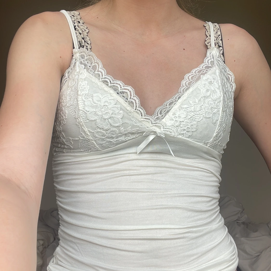 Vit spetslinnetopp med blommönster - 2