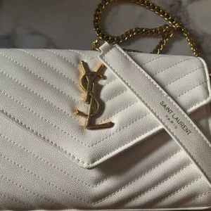 Saint Laurent axelväska med kedja -  lyxig axelväska från Saint Laurent med ikoniskt YSL-emblem i guld eller silver. (Intresse koll) skriv ifall du är intresserad 