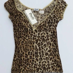 Leopard Topp med V ringning - INTRESSEKOLL, säljer för gillar inte leopard längre. Kan inte garantera äkthet. Säljer bara för bra pris. Direktpris 1000kr ❤️Uppskattar S-M (passar dock xs)