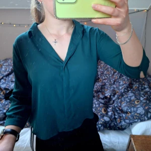 Emeraldgrön skjorta - Snygg, classy skjorta med trekvartsärmar👔 Färgen är inte så blek/grå som på bilderna utan mer emerald-/skogsgrön🌲