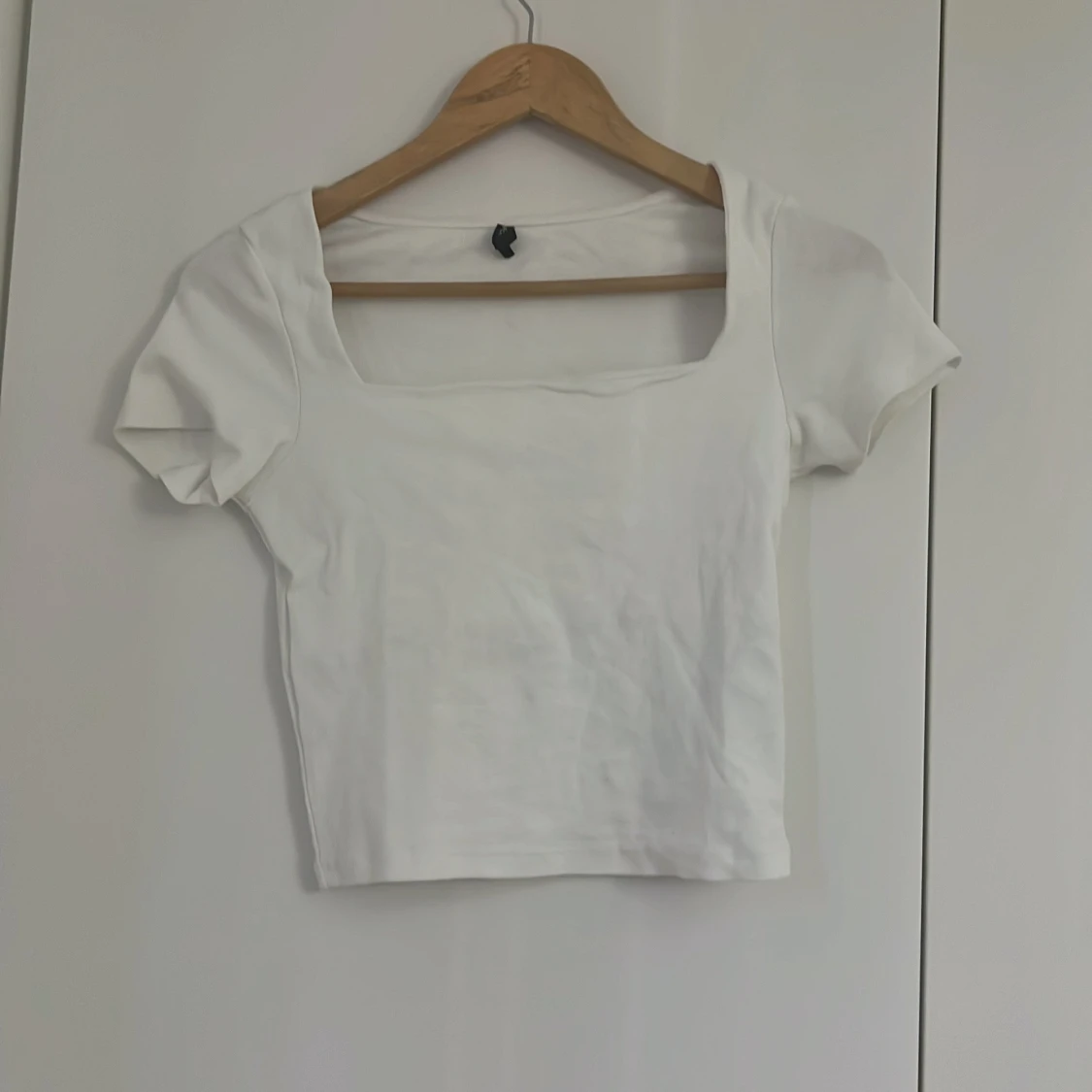 Vit croppad topp med fyrkantig ringning